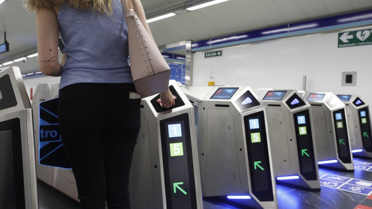 El Metro de Madrid permitirá pagar con tarjeta o móvil directamente en los tornos mujer ingresando el Metro de Madrid