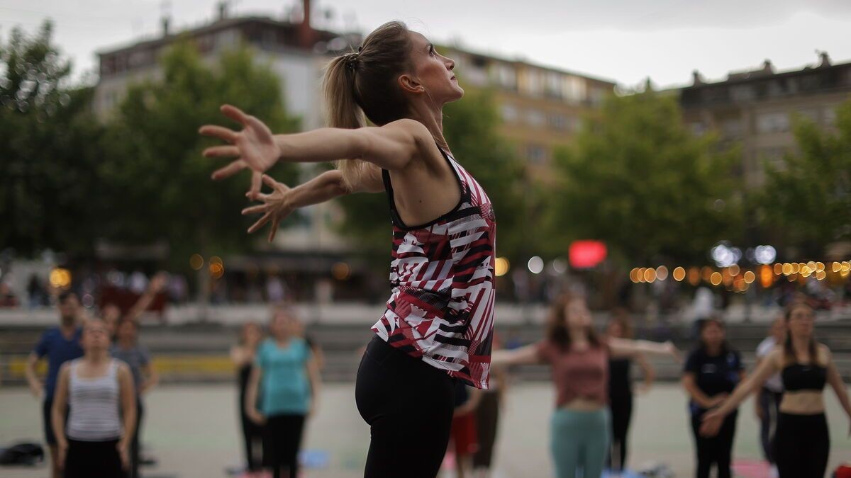 Ofertas de empleo fijo hoy 23 de enero, no hace falta experiencia y pagan hasta 4.000 euros Una monitora de pilates y yoga durante una clase.
