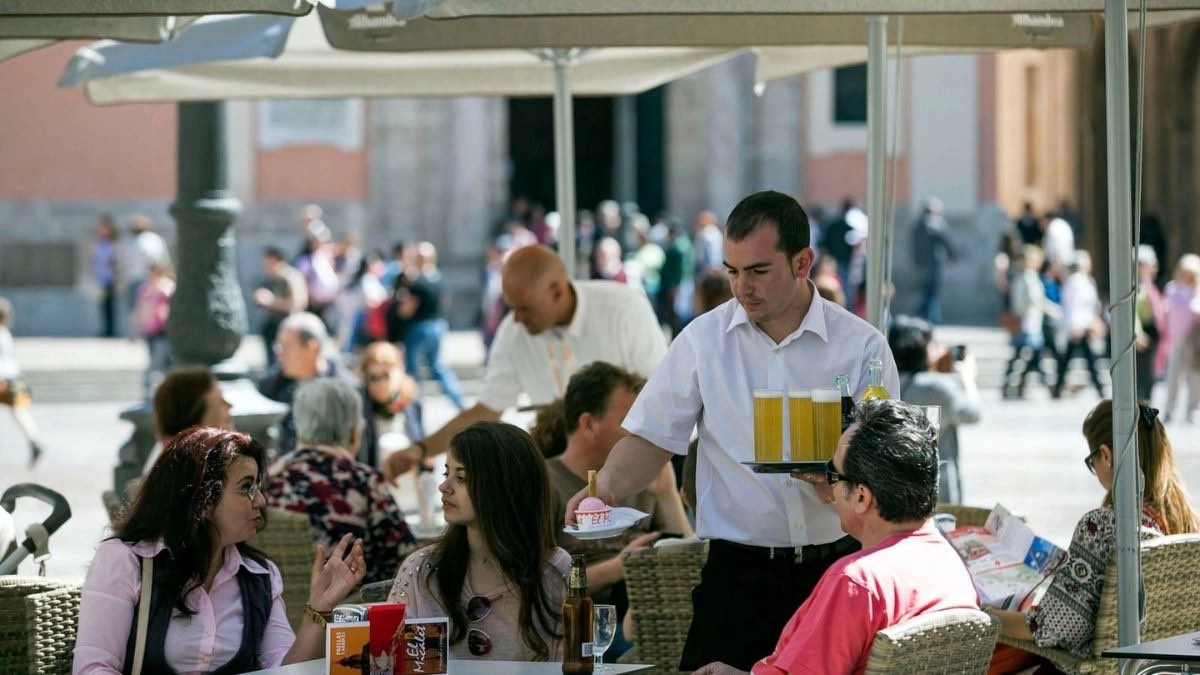 camareros en una terraza