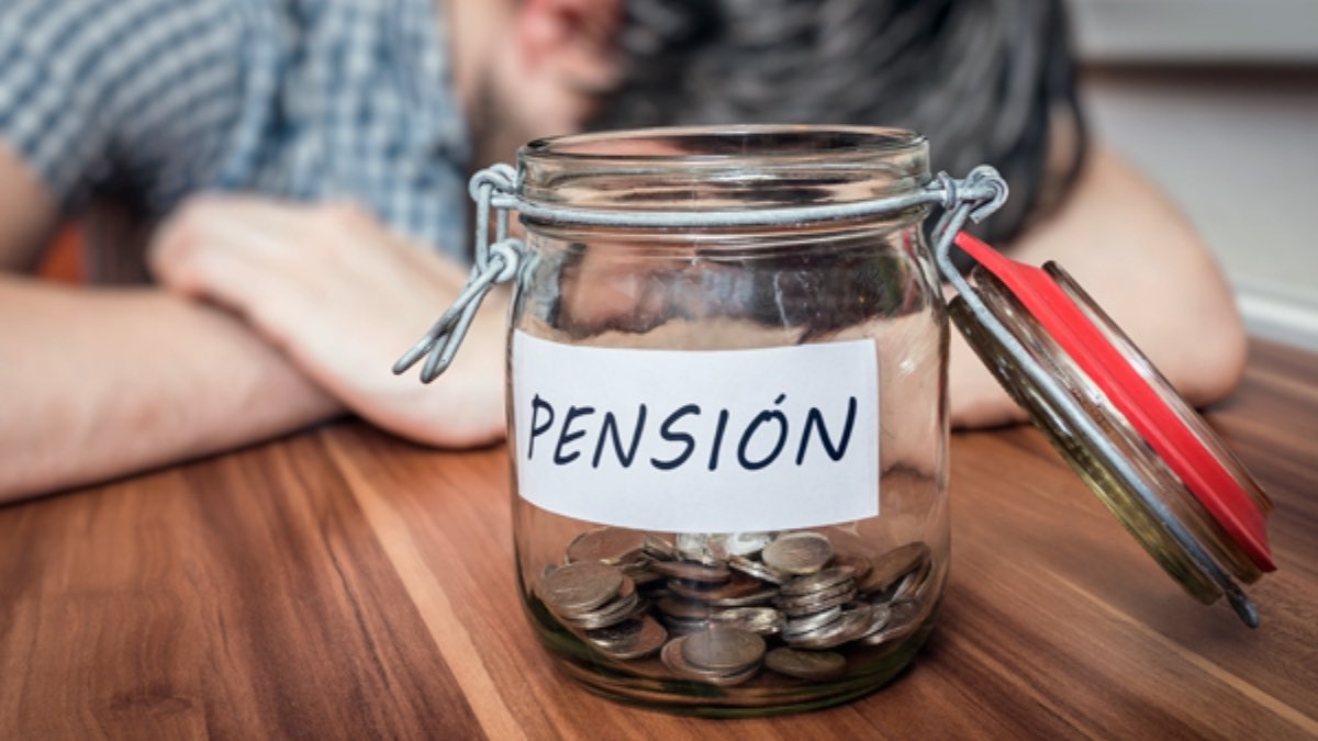 Ahorro para la jubilación: ¿Es suficiente con un millón de euros o se necesita más? hombre intentando ahorrar para la jubilación