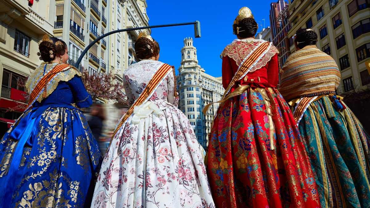 Alojarse en Valencia durante las Fallas será casi un 70% más caro este 2024 Falleras en Valencia