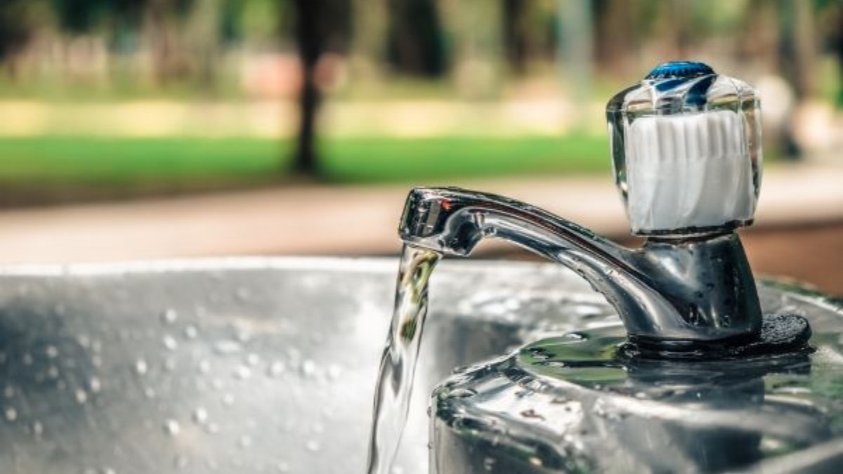 grifo abierto con agua corriendo