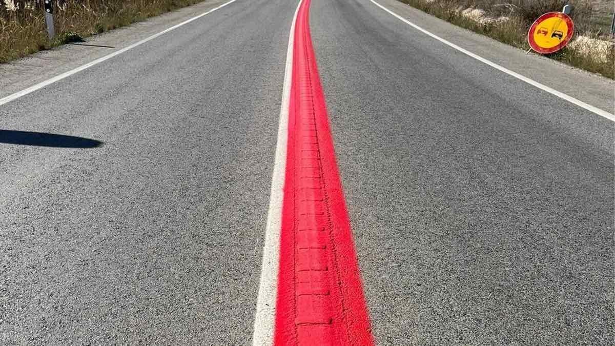 La línea roja que la DGT estrena en las carreteras ¿qué pasa si la piso? línea roja pintada en carretera