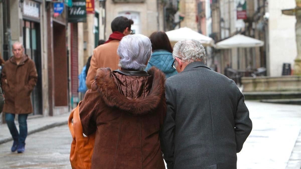 dos pensionsitas andando por la calle