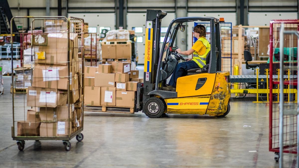 Un trabajador en carretilla en uno de los almacenes.