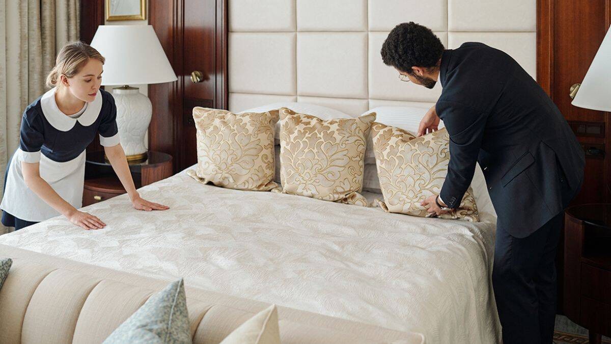 Buscan camareros y camareras de pisos: no piden estudios Camareros de pisos
