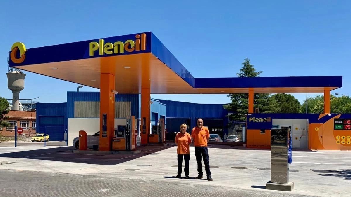 Plenoil busca trabajadores para sus estaciones de servicio con sueldo de hasta 2.500 euros al mes Dos trabajadores de Plenoil.
