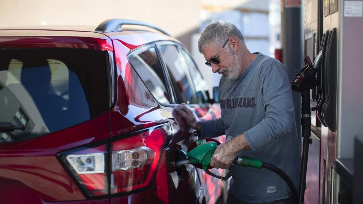 Precio de la gasolina y diésel hoy, 5 de febrero 2024 hombre llena depósito de gasolina en una gasolinera