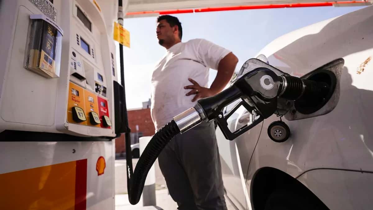 Precio de la gasolina y diesel 7 de febrero de 2024 Un hombre reposta gasolina en una estación de servicio