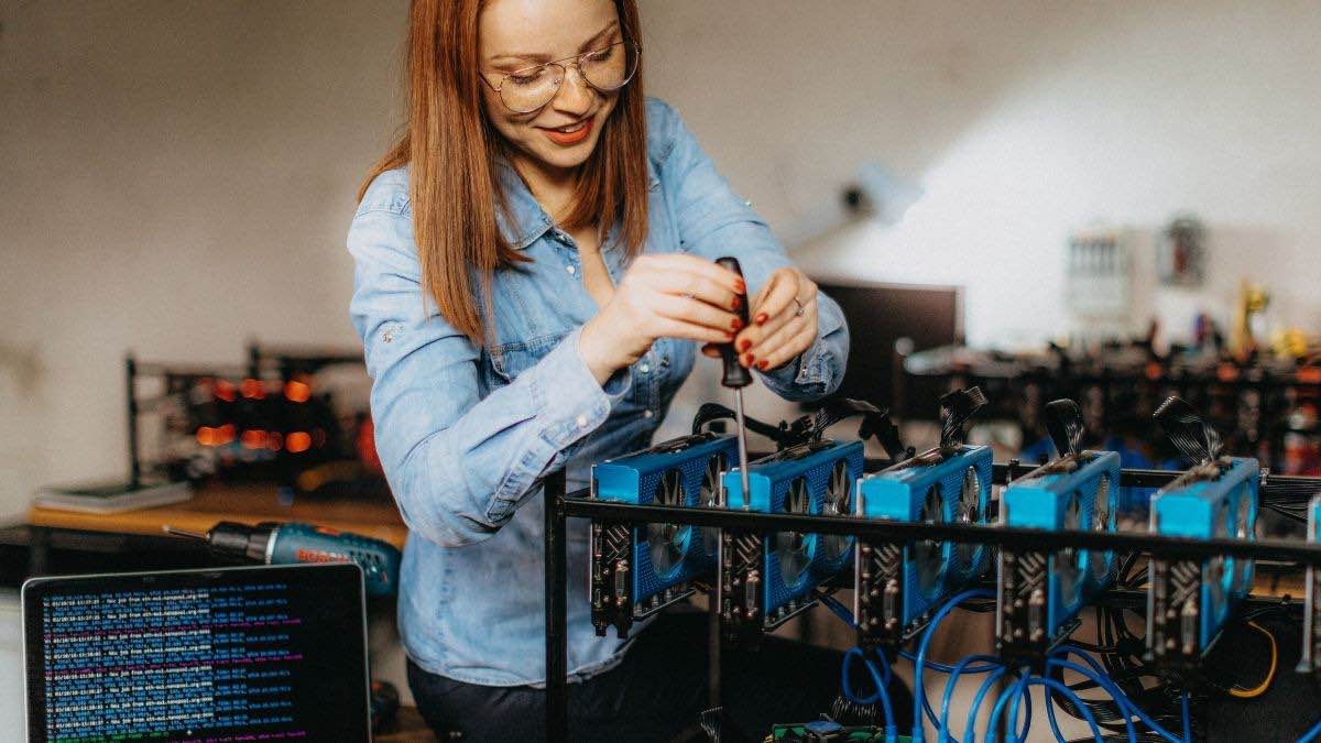 11 de febrero: Día Internacional de la Mujer y la Niña en la Ciencia Una mujer programadora