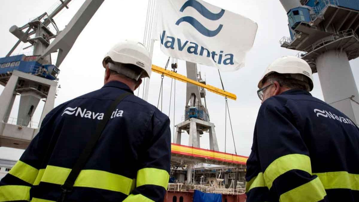 Navantia necesita trabajadores graduados y estudiantes: sueldo superior a 2.000 euros Dos trabajadores de Navantia en uno de sus astilleros.