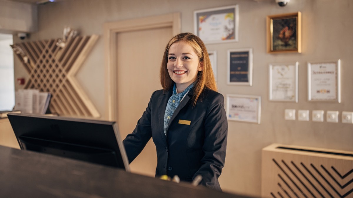 Ofertas de empleo 12 de febrero: contrato indefinido y salarios de hasta 2.500 euros mensuales recepcionista en hotel