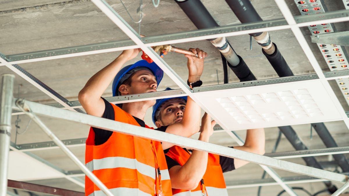 Ofertas de empleo fijo hoy 21 de febrero con contrato indefinido y salario de hasta 2.500 euros operarios trabajando