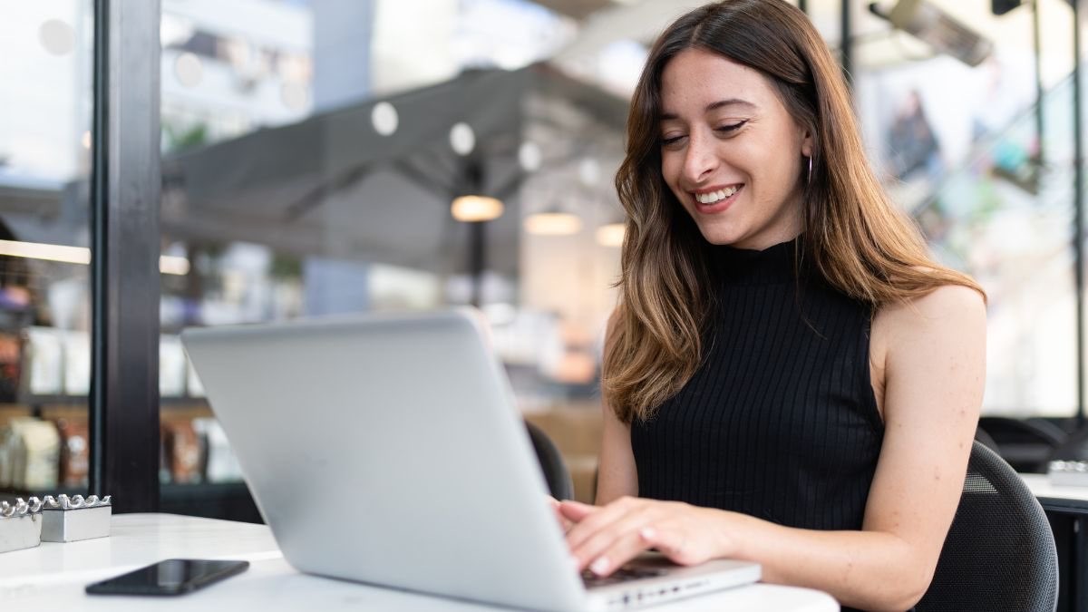 Ofertas de empleo y prácticas para jóvenes sin experiencia Una joven buscando empleo