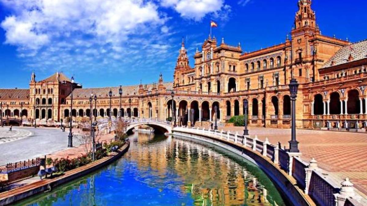 Cobrar por entrar en la Plaza de España: el Ayuntamiento de Sevilla desata la polémica Plaza de España de Sevilla
