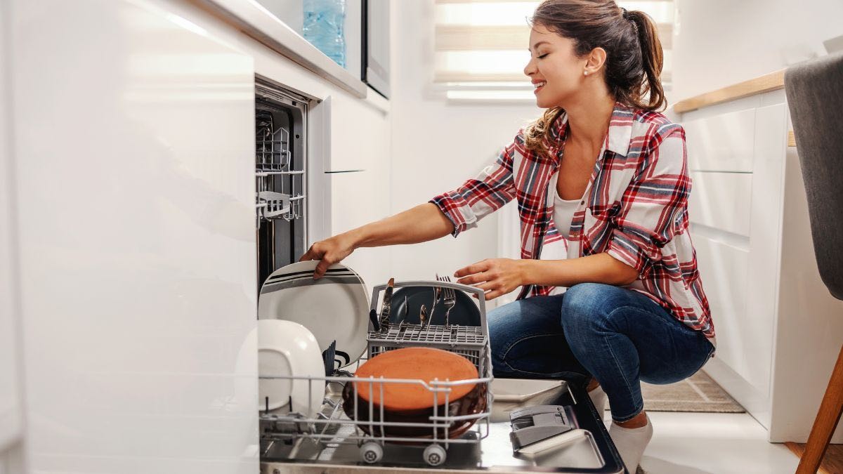 El precio de la luz del miércoles, 7 de febrero de 2024. mujer poniendo la lavadora