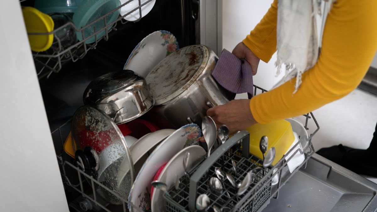 mujer poniendo el lavavajillas
