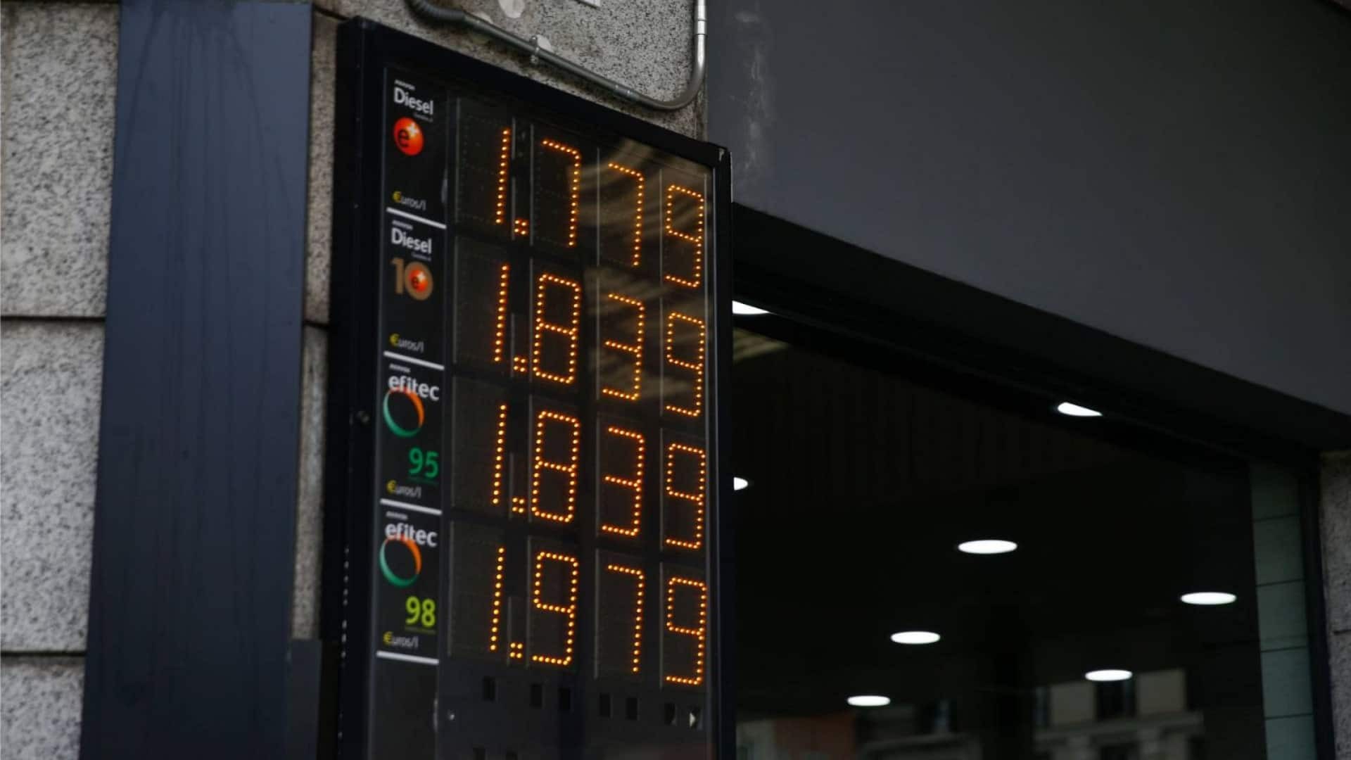 Un panel muestra el precio de los distintos combustibles en una gasolinera Un panel muestra el precio de los distintos combustibles en una gasolinera