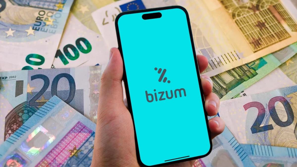 mano sosteniendo iPhone con Bizum