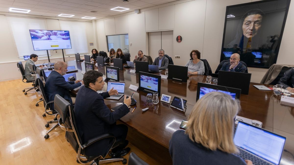 La prestación por cese de actividad llega a menos de la mitad de autónomos que la solicitan Asistentes a la mesa de diálogo social sobre autónomos.