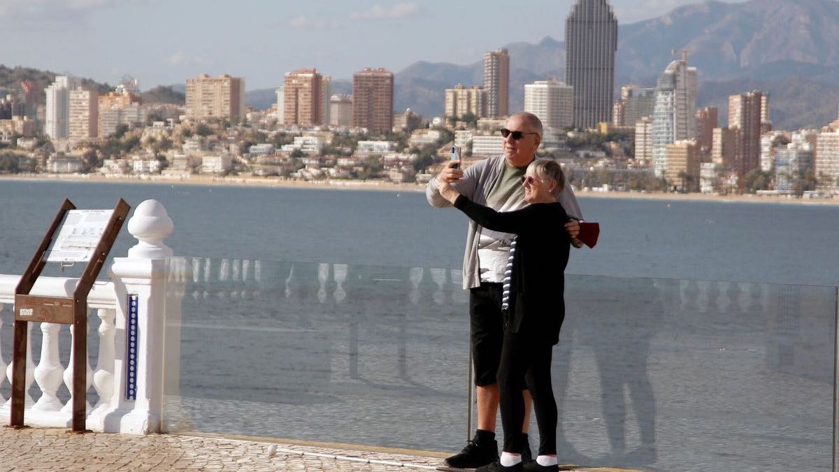 pareja de viaje en Benidorm
