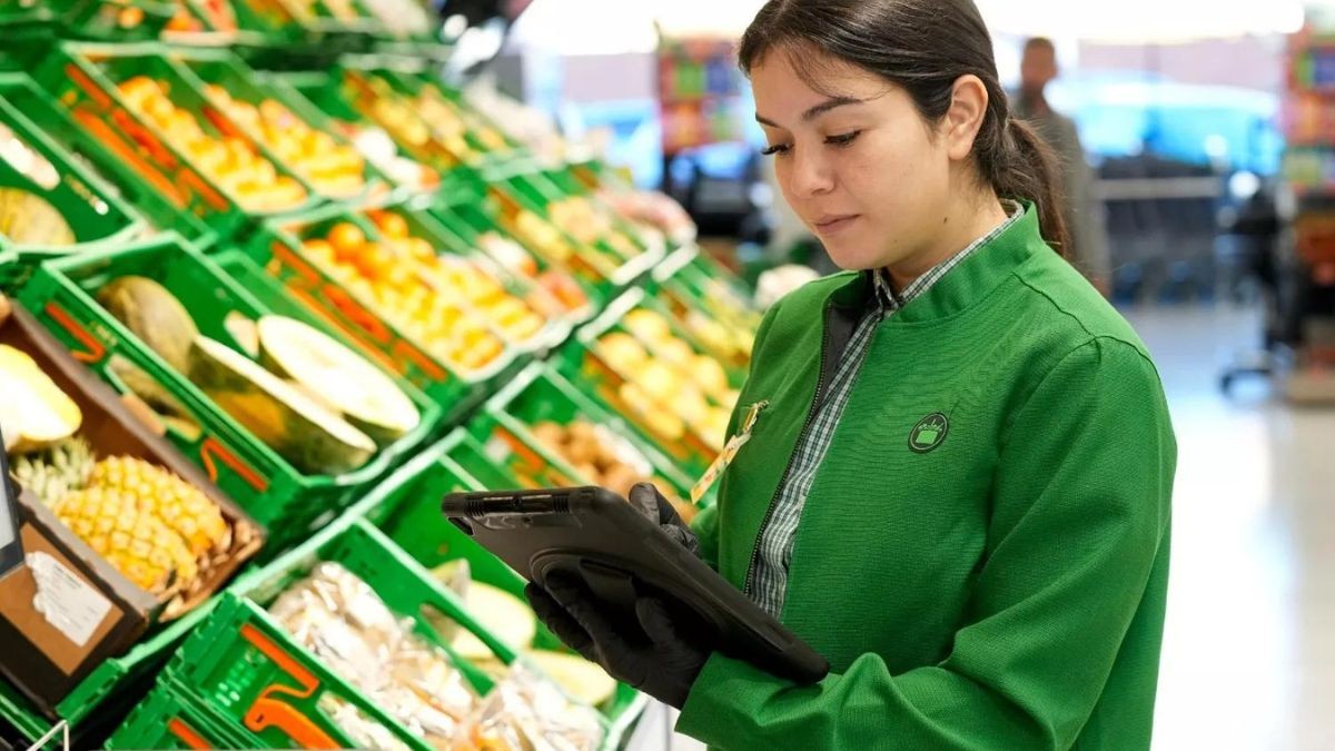 Una trabajadora en la frutería de Mercadona.