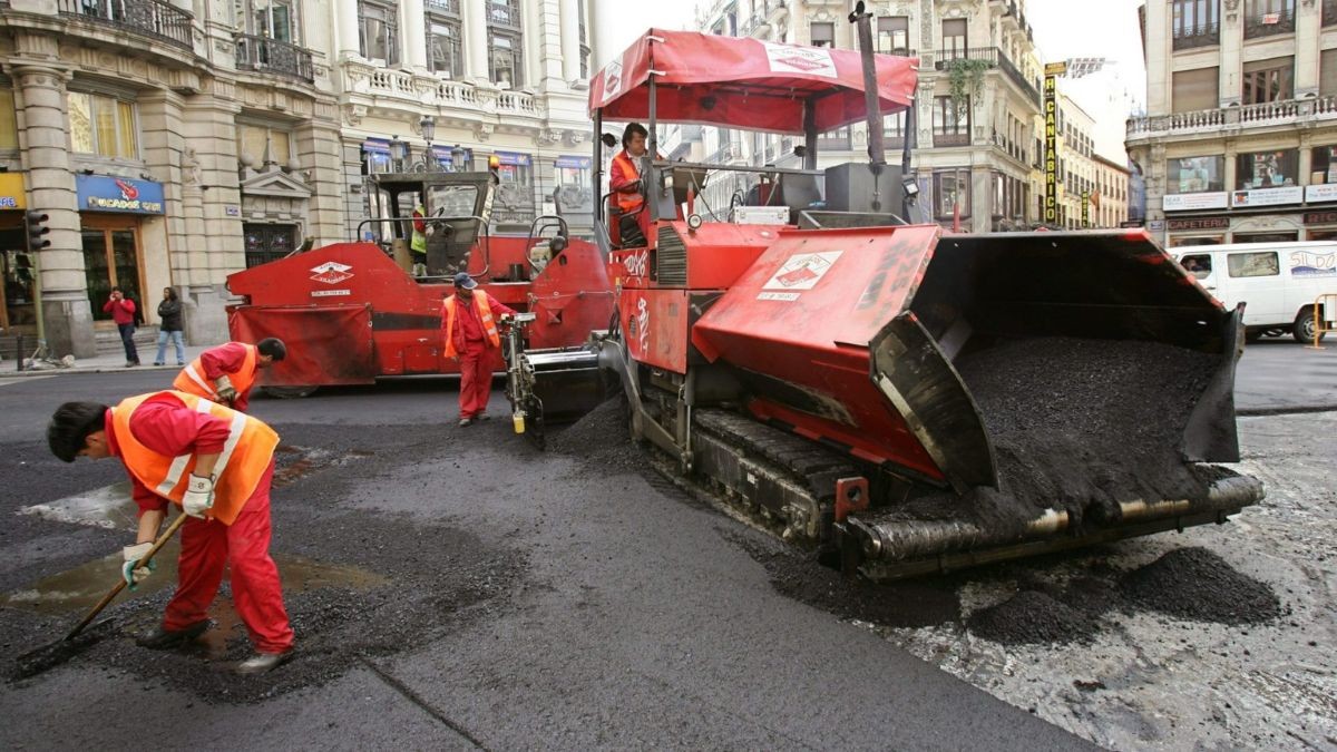 Trabajos de asfaltado en una calle.