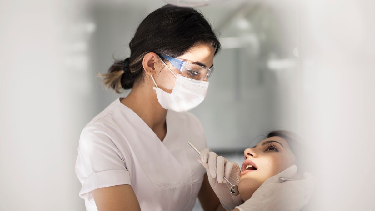 Higienista dental en su trabajo.