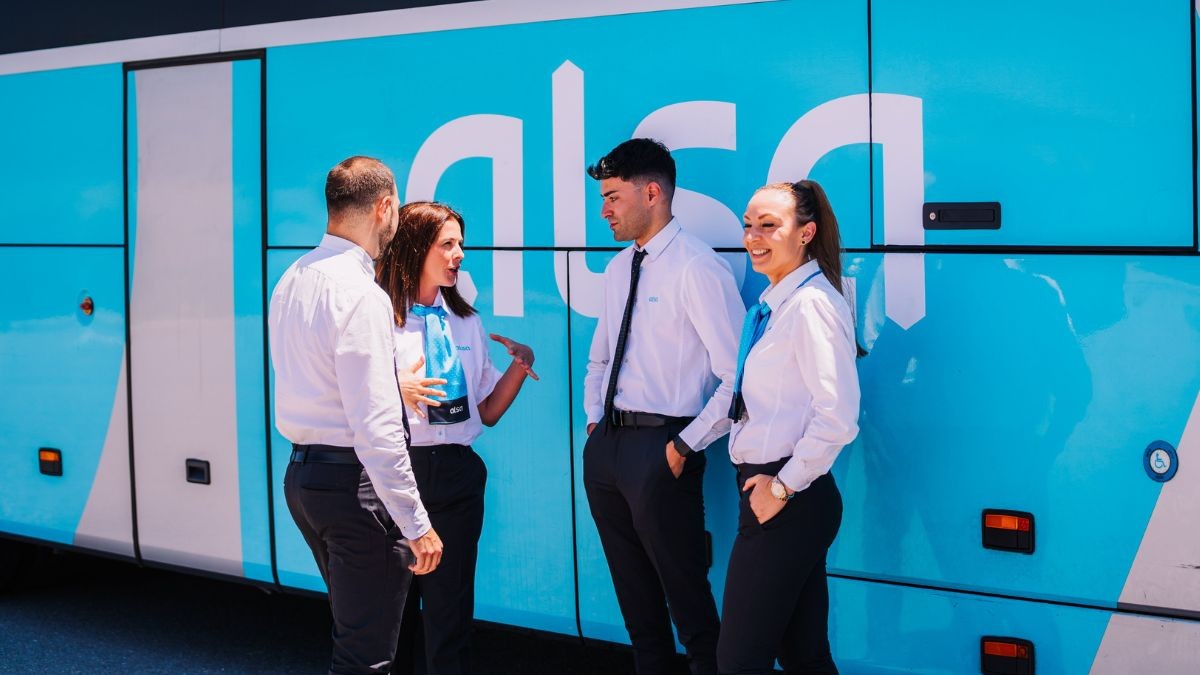 grupo de trabajadores de Alsa frente a un autobús