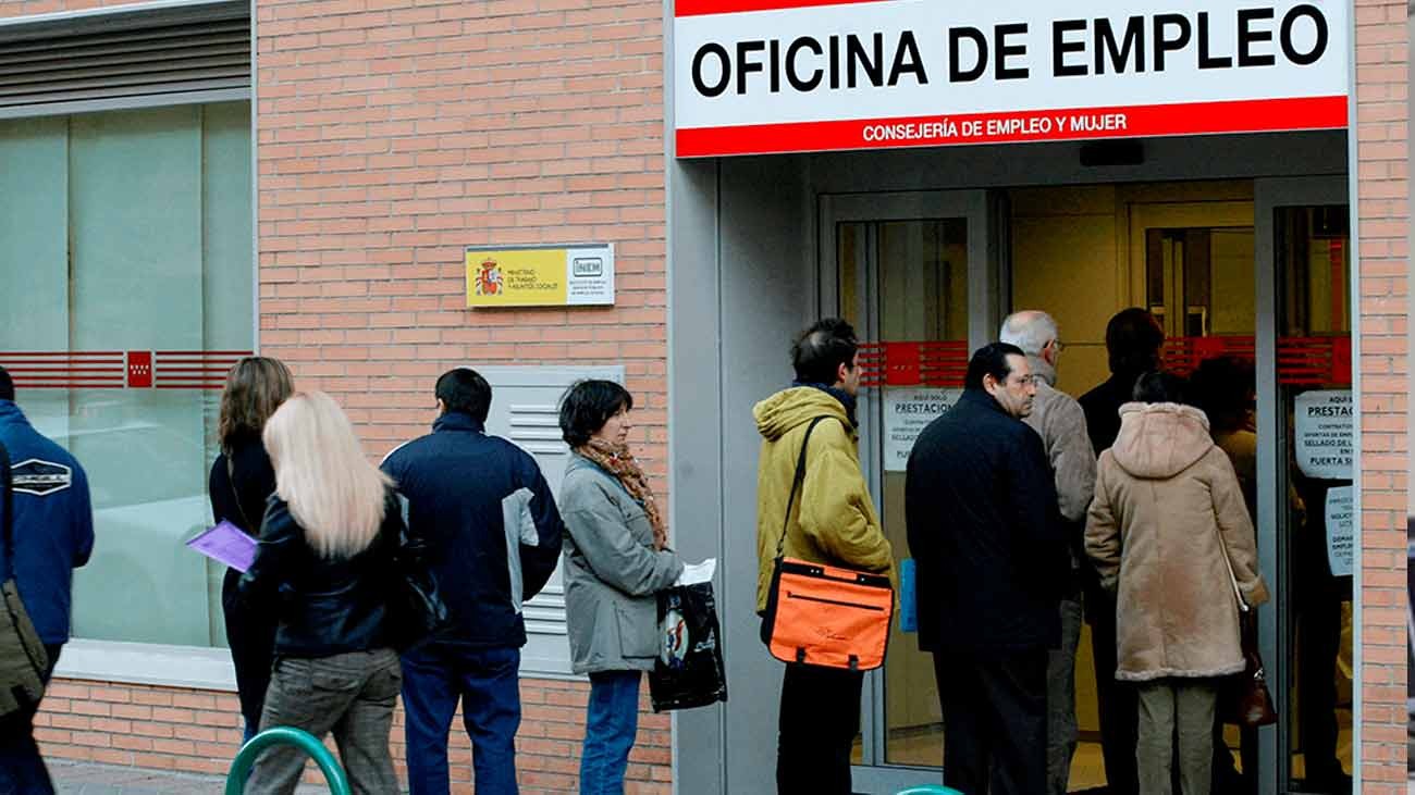 personas desempleadas en una oficina del SEPE