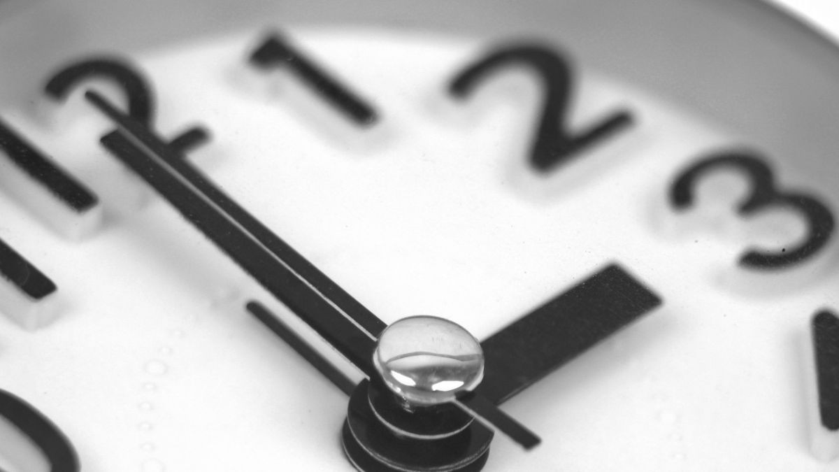 Reloj marcando las 3:00, hora a la que cambiará la madrugada del próximo domingo