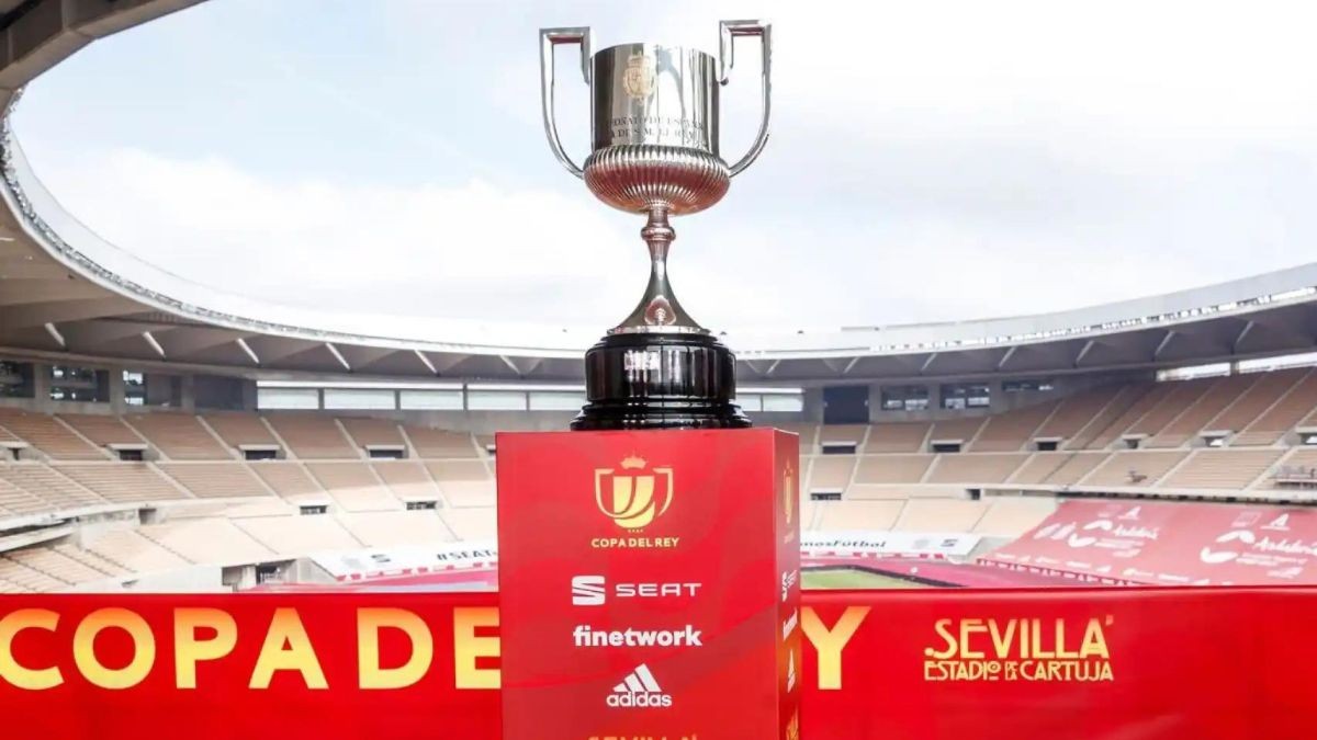 Imagen del trofeo de la Copa del Rey en el estadio de La Cartuja de Sevilla.