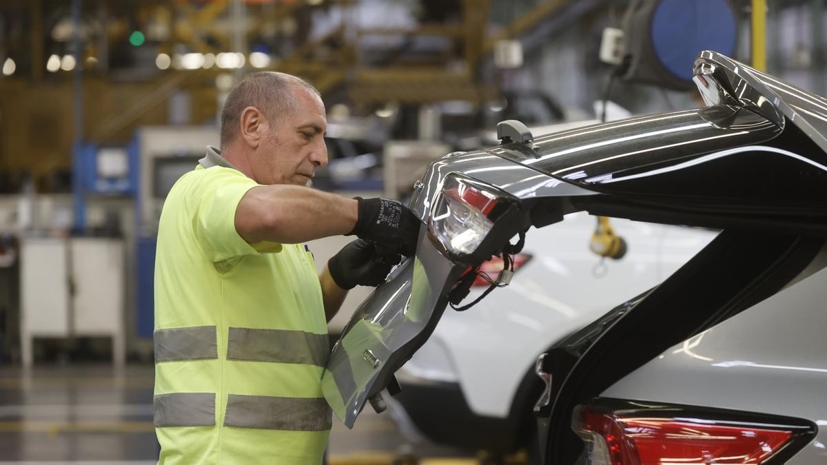 Sube el coste por hora trabajada un 5,8% en 2023 y encadena 10 meses de alza Un trabajador en una cadena de produccción de coches.