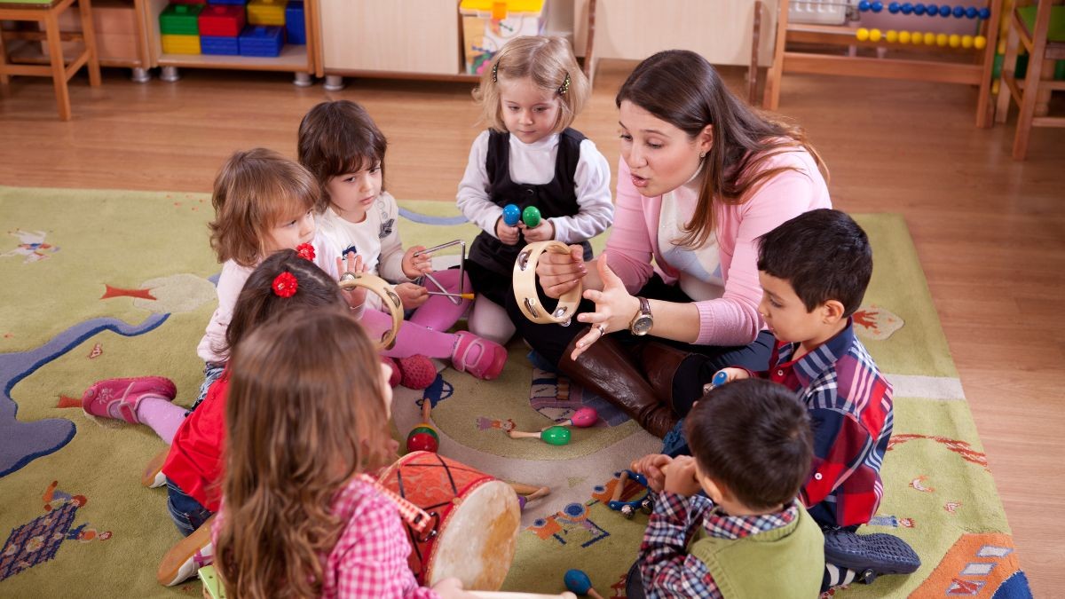 Ofertas de empleo fijo hoy 13 de marzo: se necesitan docentes y cuidadores con sueldo hasta 40.000 euros Una maestra de infantil con alumnos.