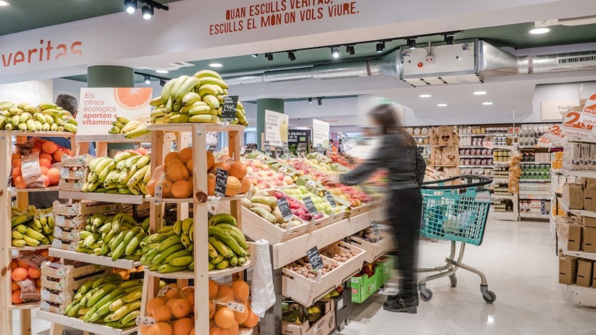 Veritas abre nuevos supermercados y oferta empleo para dependientes, panaderos y carniceros Una clienta compra fruta en Eco Veritas.