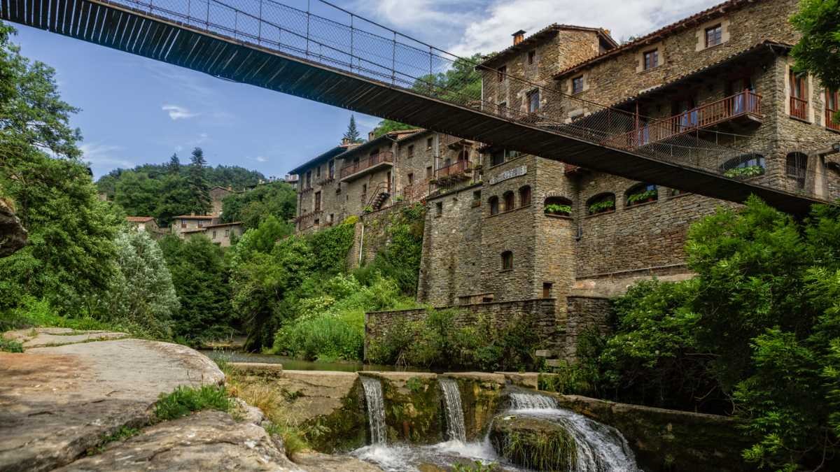 Este pueblo de ensueño se encuentra en Cataluña y tiene una cascada de más de 115 metros Entrada al pueblo de Rupit