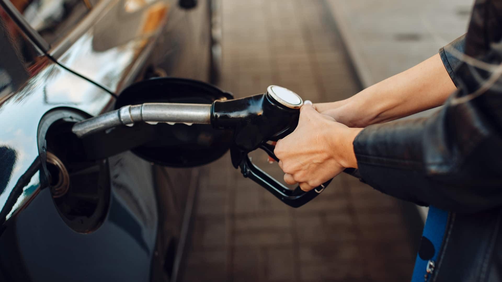 Precio de la gasolina y el diésel, 18 de marzo de 2024 una mujer llena el depósito de su vehículo