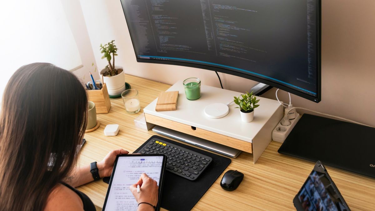 Ofertas de empleo fijo hoy 25 de marzo: sueldo de 2.300 euros, teletrabajo y se puede escoger el horario laboral Una mujer trabaja desde casa con su ordenador y tablet