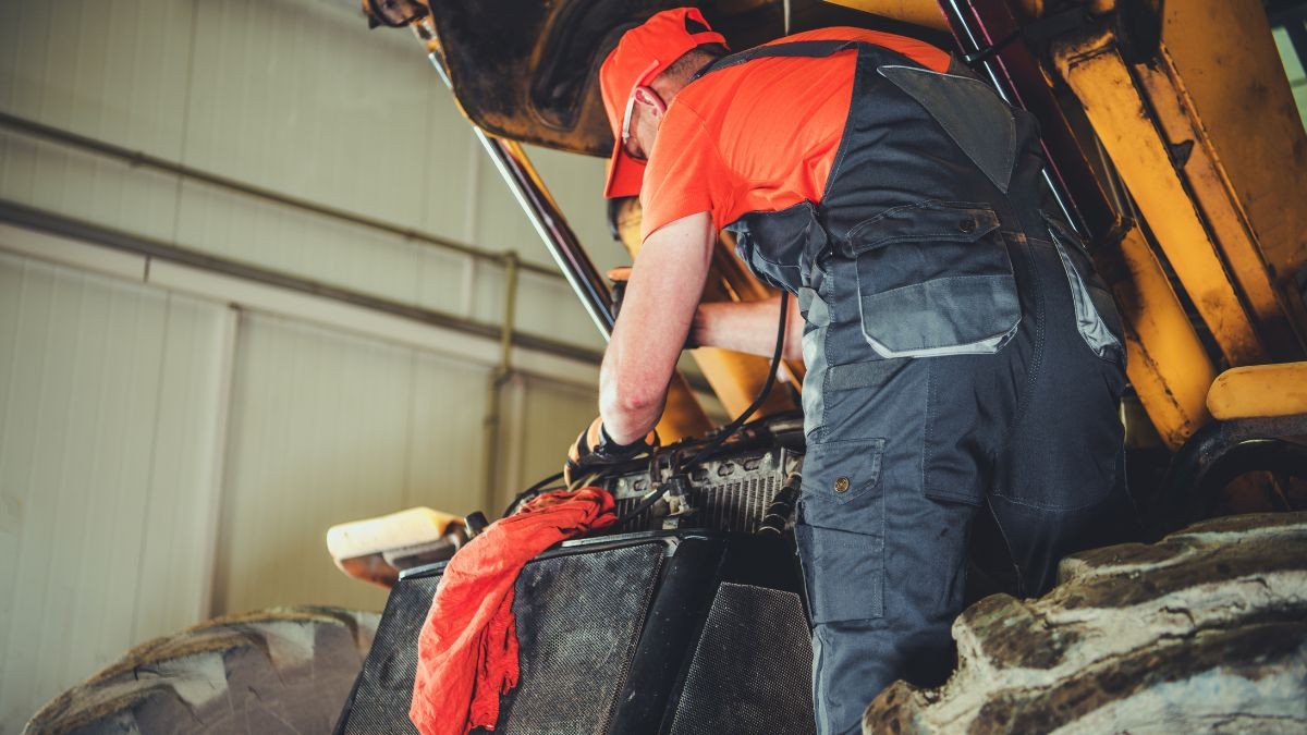 Empleo fijo en Asturias sin estudios y con incorporación urgente: sueldo de 24.000 euros Un mecánico trabajando con un tractor.