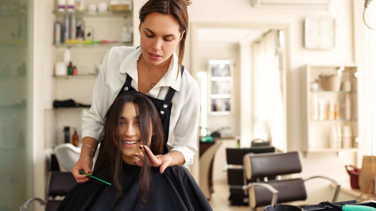 Una peluquera atiende a una clienta.