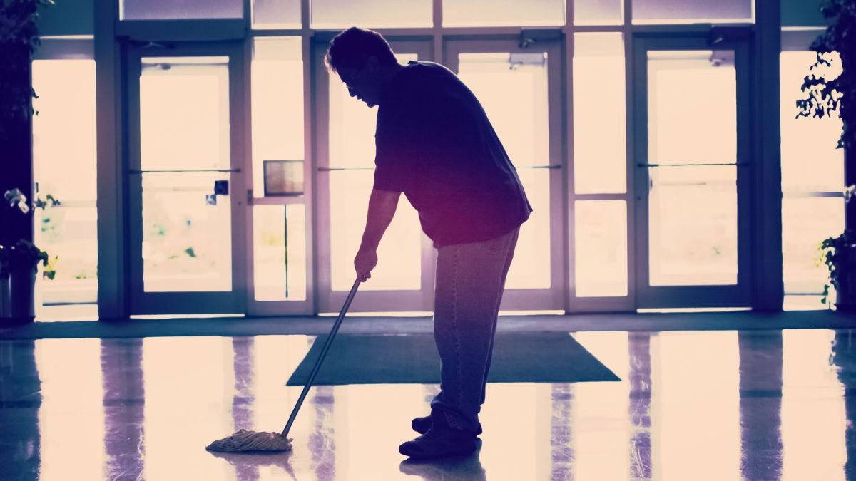 Un conserje en su puesto de trabajo.