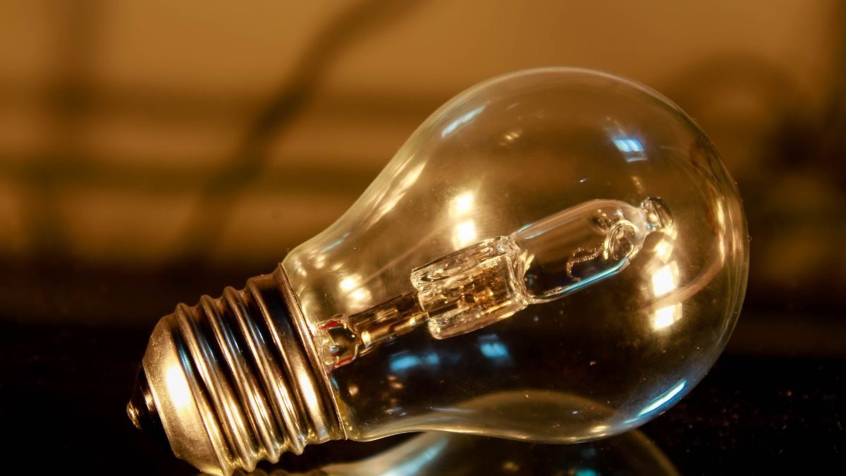 El precio de la luz del viernes, 22 de marzo de 2024. bombilla