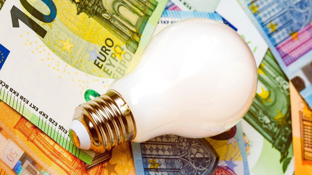 Precio de la luz 31 de marzo 2024 bombilla sobre euros
