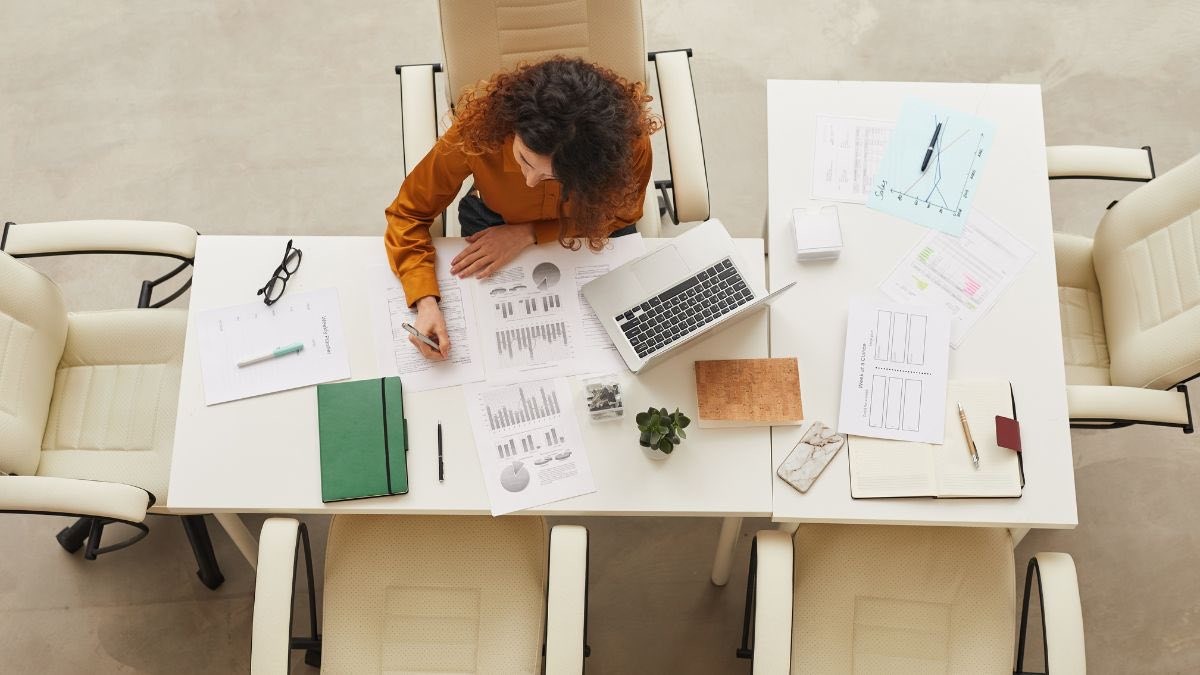 Los sectores profesionales que tienen una jornada ya menor a 36 horas semanales. Una empleada trabajando
