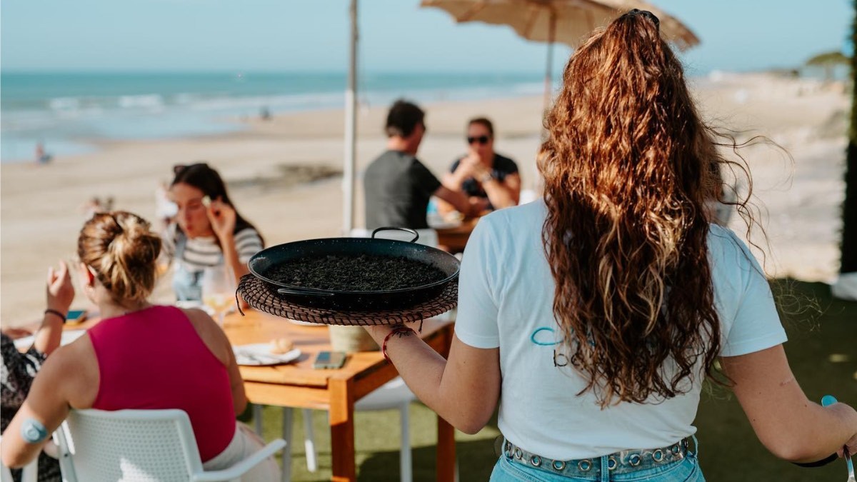 Nuevo récord de afiliación de mujeres afiliadas, según la Seguridad Social. mujeres trabajadoras en un chiringuito