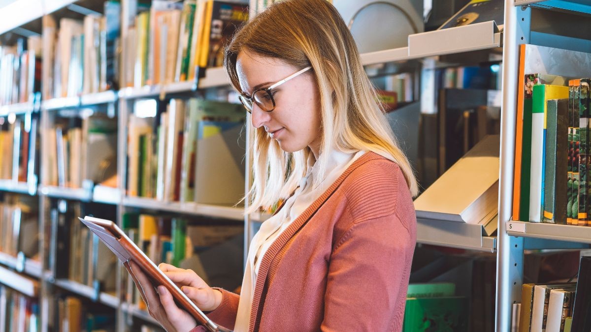Una trabajadora de biblioteca durante su jornda laboral.