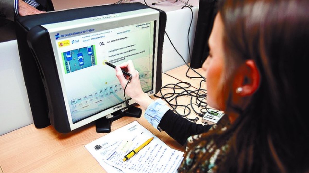 mujer realizando examen teórico para sacar el carné de conducir