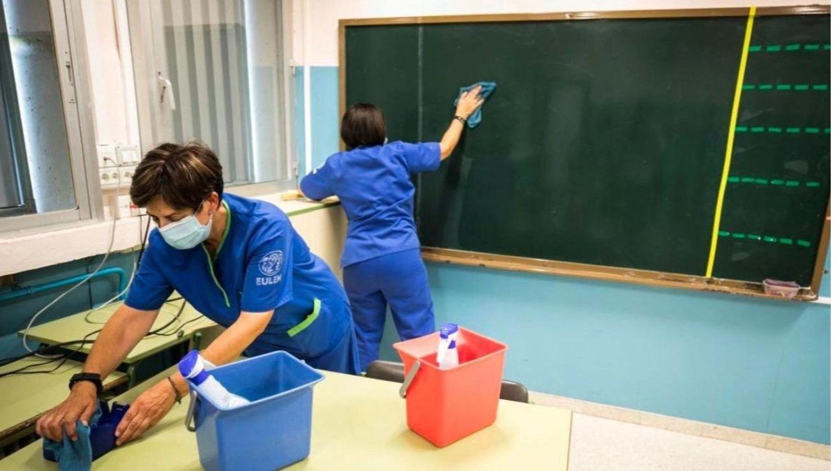 Eulen busca personal de limpieza sin estudios ni experiencia: sueldo de hasta 33.000 euros Limpiadoras de Eulen en un colegio.