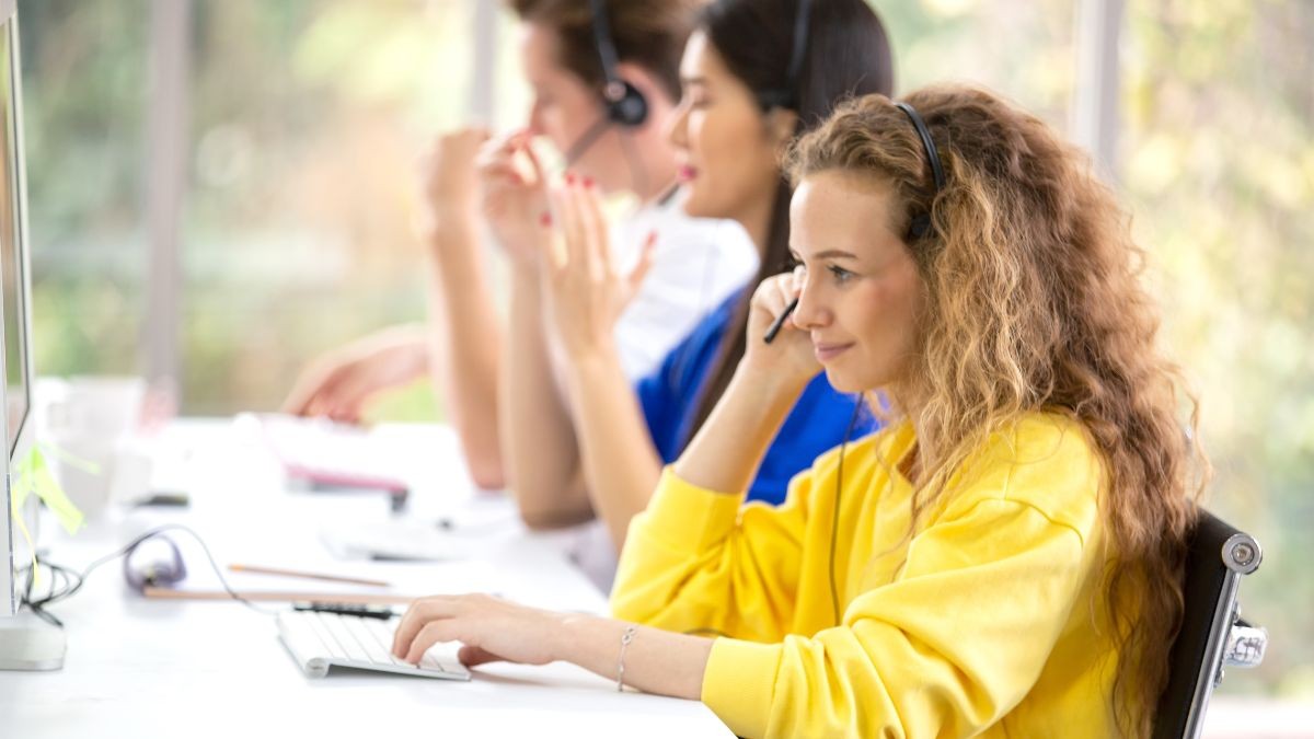 Ofertas de empleo fijo 9 de abril con teletrabajo: puedes cobrar un sueldo de 200.000 euros Varias trabajadoras en un call center.
