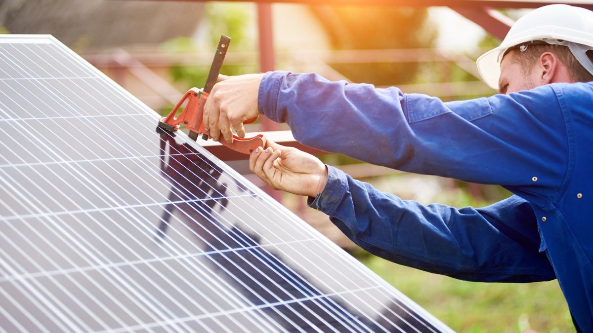 Ofertas de empleo fijo hoy 2 de abril, casi sin requisitos y dan teletrabajo: sueldo de 2.200 euros Un trabajador del sector energético coloca una placa solar en una vivienda.